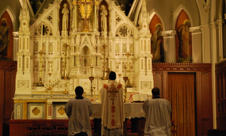 católicos tradicionais celebram missa em latim