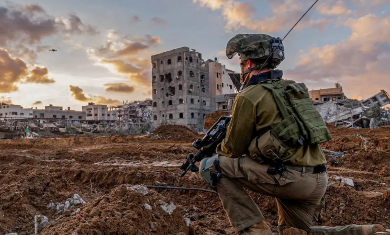 Soldado israelense pausa para oração