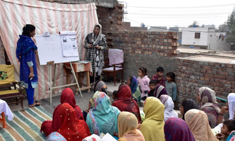 Missionários no Paquistão ensinam mulheres a ler com a bíblia