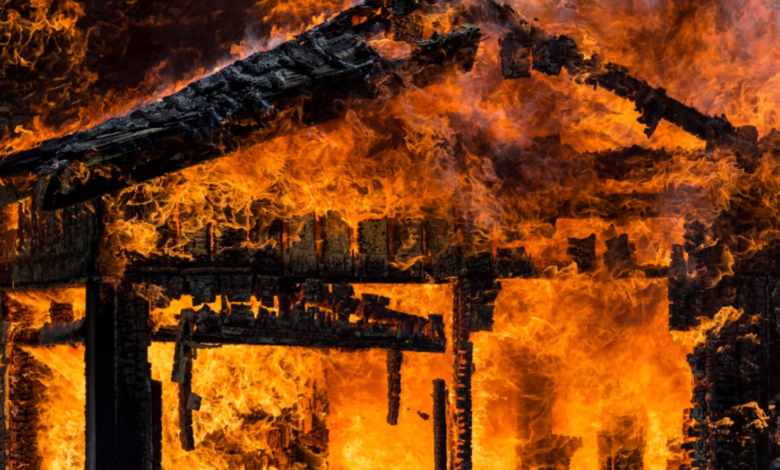 Vizinhos hostis ateiam fogo na casa de família cristã