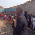 Cristãos adoram em igreja incendiada na Nigéria após ataque extremista