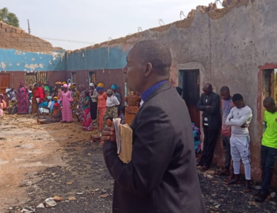 Cristãos adoram em igreja incendiada na Nigéria após ataque extremista